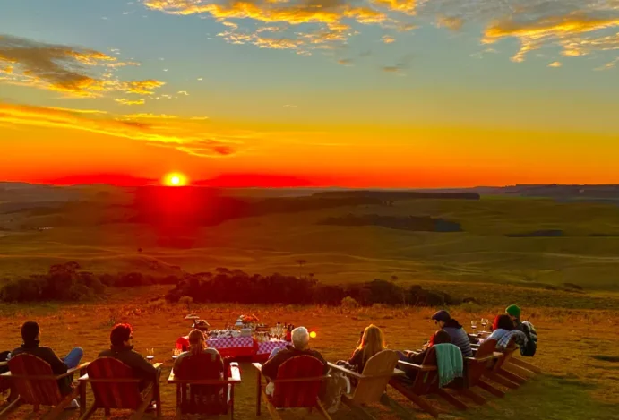 Com início ao pôr do sol