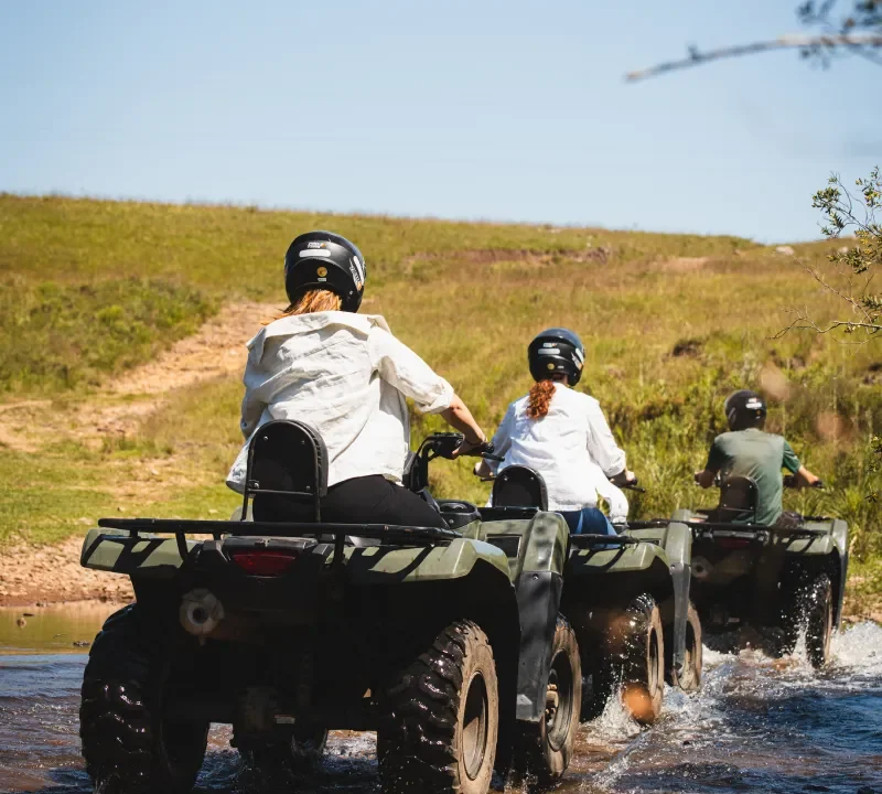 passeio-de-quadriciclo-rio-camarinhas